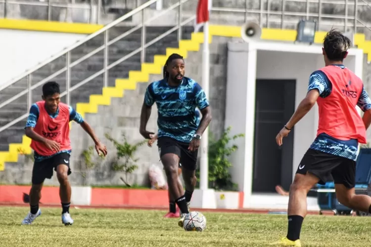 Carlos Fortes dalam latihan bersama PSIS Semarang. Fortes janji lebih tajam. (Ayosemarang.com/ Audrian Firhannusa)