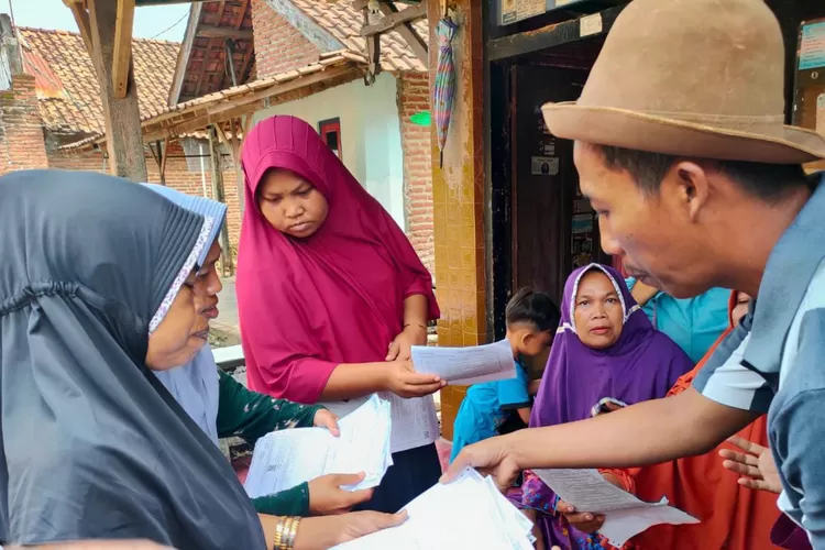Emak emak RT 04, RW 03 Desa Denasri Kulun Kecamatan/Kabupaten Batang melakukan aksi ptotes.  (Foto: Muslihun/kontributor Batang)