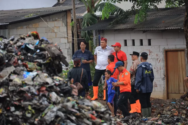 Plt Wali Kota Bekasi Tri Adhianto membersihkan tumpukan sampah liar di Pondok Gede. (Pemkot Bekasi)