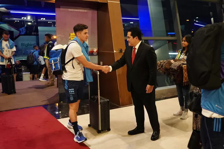Ketua umum PSSI Erick Thingies menyambut kedatangan Timnas Argentina, berikan ini untuk tanda persahabatan.