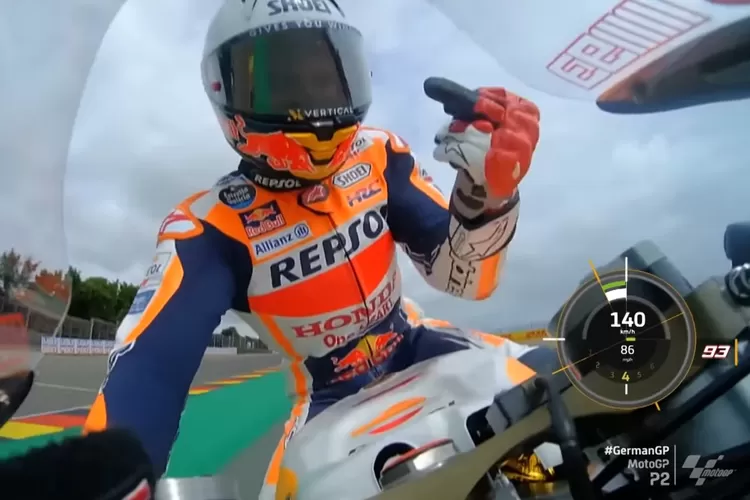 Marc Marquez saat mengacungkan jari tengah ke motornya (Tangkapan layar video MotoGP)