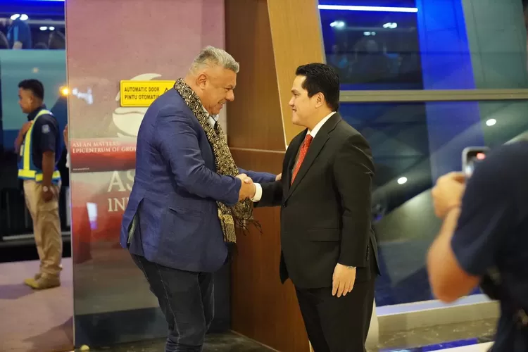 Erick Thohir menyambut langsung kedatangan Timnas Argentina yang mendarat di Bandara International Soekarno Hatta (Gorajuara/Instagram/@erickthohir)