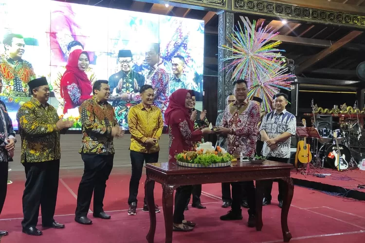 Bupati Demak Eisti'anah dan jajaran Forkopimda menabuh rebana sebagai tanda dibukanya Pasar Rakyat Grebeg Besar Demak 2023 di Pendopo Kabupaten Demak, Jumat (16/6) malam. (Zaidi)