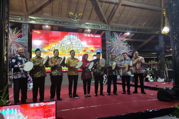 Bupati dan beserta Forkopimda menabuh terbang dan potong tumpeng simbolis membuka tradisi Geber Besar Demak (Istimewa)