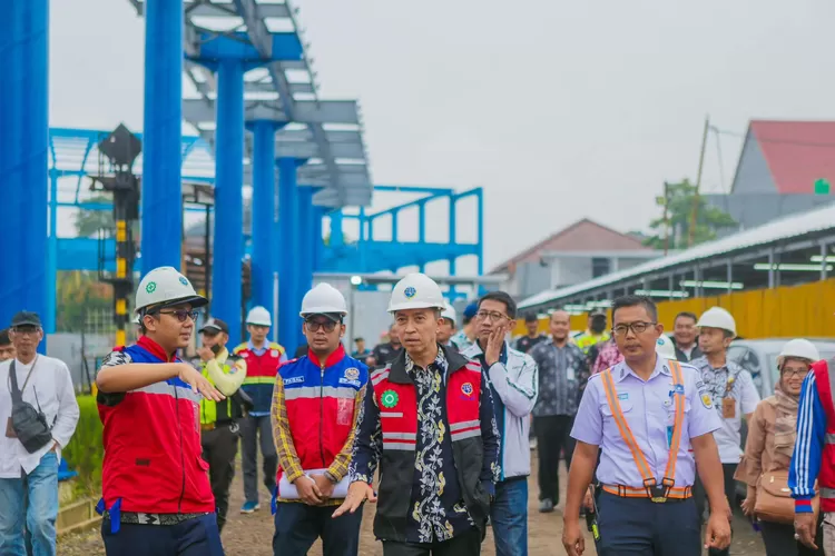 Wakil Wali Kota Bogor Dedie Rachim meninjau pembangunan Skybrigde Stasiun Paledang, Kota Bogor. (Pemkot Bogor)