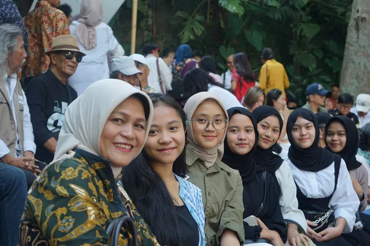 Guru harus selalu hadir kapan pun siswa butuh. Guru adalah motivator disaat siswa putus asa. Guru harus  jadi idola para siswa. (GoraJuara.com/dok aksi)