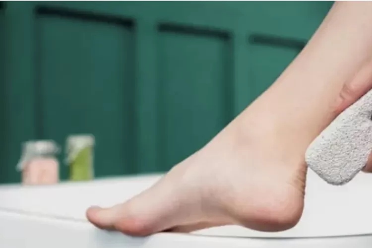 Berikut 3 Tips Ampuh untuk Atasi Tumit Kaki Pecah-Pecah, Auto Halus dan Glowing (Foto: Female Daily)