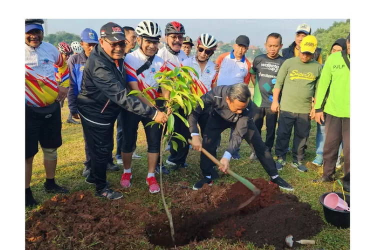 Pengurus dan anggota Komite Sepeda Indonesia (KSI) melakukan penanaman  pohon buah di ruang limpah sungai Lebak Bulus, Jakarta Selatan, Minggu (18/6/2023). (Foto: Istimewa)