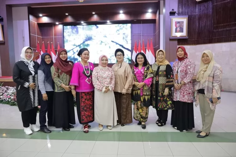  Wakil Ketua II Tim Pelaksana Penurunan Stunting Jawa Barat Wiwiek Hargono Tri Adhianto menghadiri kegiatan rapat di BKKBN. (Pemkot Bekasi)