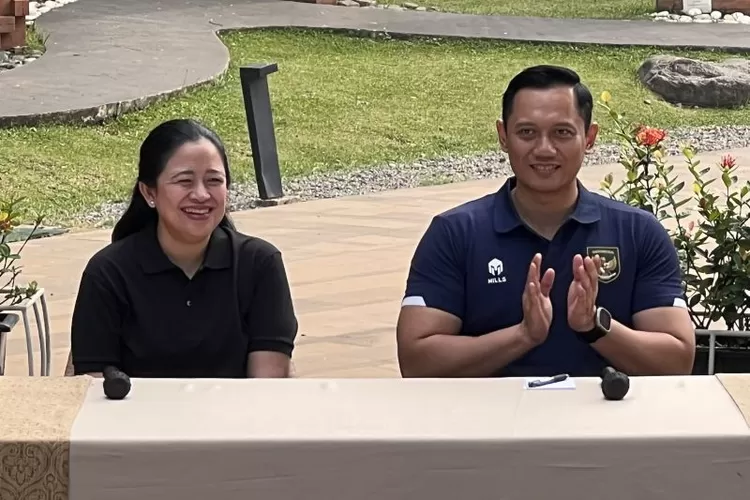  Ketua Umum Partai Demokrat Agus Harimurti Yudhoyono (kanan) bersama Ketua DPP PDI Perjuangan Puan Maharani (kiri) dalam konferensi pers di Plataran Hutan Kota Gelora Bung Karno, Jakarta Pusat, Minggu (18/6/2023).  (ANTARA/Putu Indah Savitri)