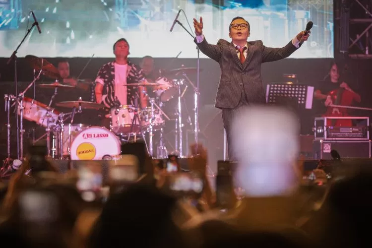 Ari Lasso mengajak penggemarnya untuk nyanyi bersama saat "Konser 3 Dekade Perjalanan Cinta Ari Lasso" di Balroom Westin Surabaya, Sabtu (16/16/2023) malam. ( ANTARA/Rizal Hanafi)
