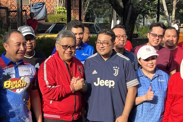 Sekretaris Jenderal PDI Perjuangan Hasto Kristiyanto (tengah kiri) bertemu dengan Sekretaris Jenderal Partai Demokrat Teuku Riefky Harsya (tengah kanan) di Hutan Kota by Plataran Gelora Bung Karno, Jakarta Pusat, Minggu (18/6/2023). ( ANTARA/Putu Indah Savitri )