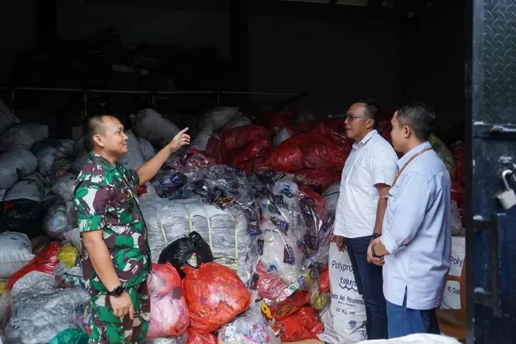Lanal Banten bersama industri jasa maritim Chandra Asri kelola sampah jadi BBM.  (Dispenal)