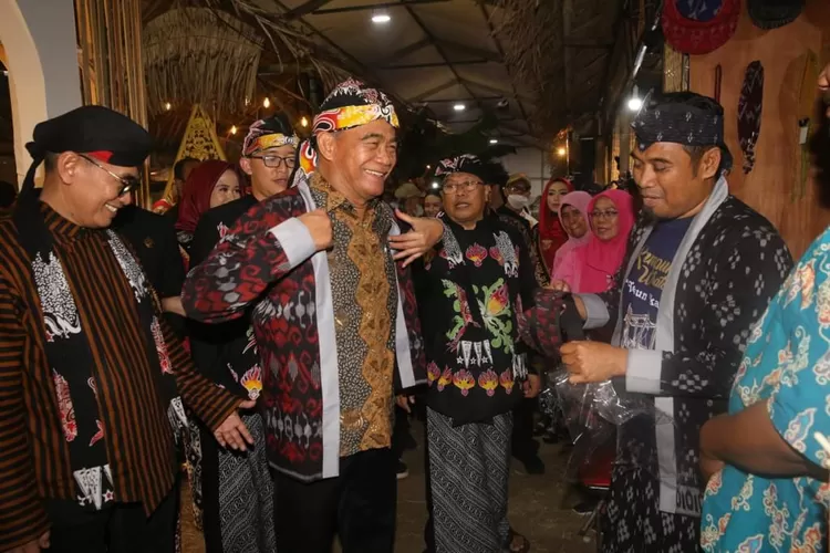 Menko PMK Muhadjir Effendy (ke2 dari kiri) borong batik di Bazaar Blitar Djadoel 2023.