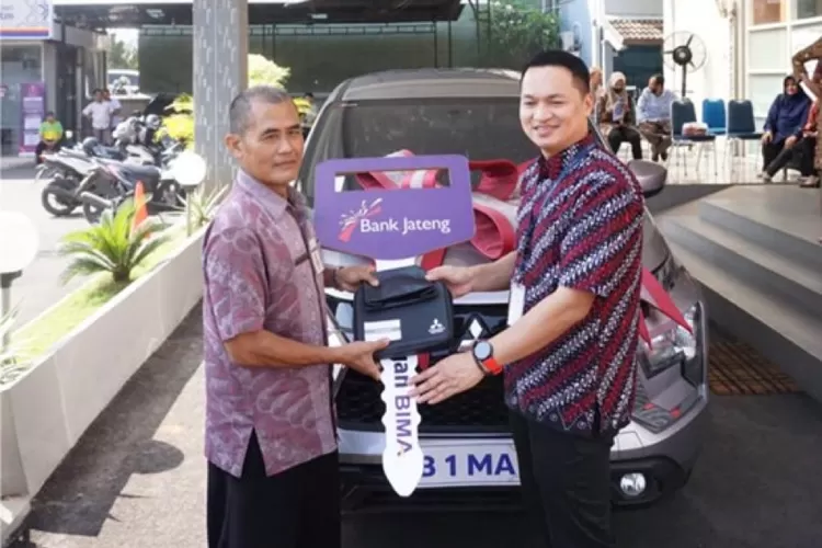 Penyerahan hadiah dari Bank Jateng kepada  pemenang mobil Xpander dari Undian Tabungan Bima di Jepara. (dok Bank Jateng)
