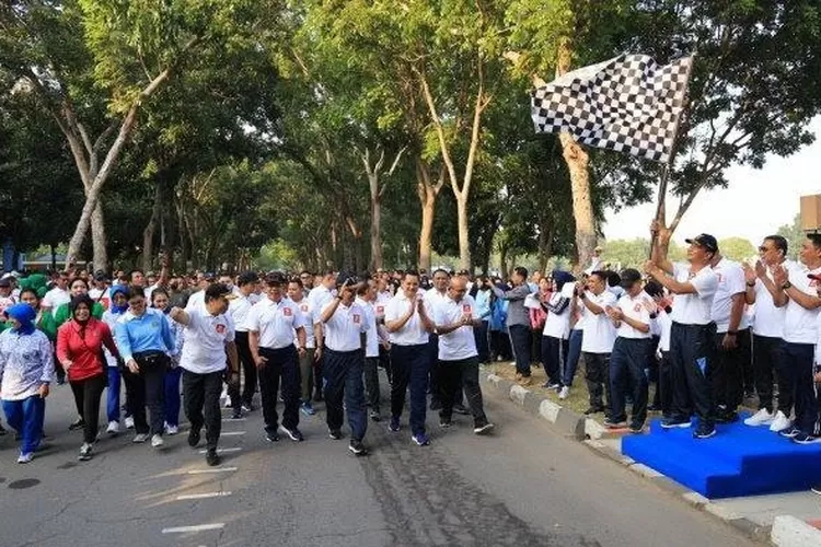 Ribuan personel TNI-Polri dan masyarakat mengikuti kegiatan olahraga bersama menjelang peringatan Hari Bhayangkara Ke-77di AAU Yogyakarta  (Polda diy6)