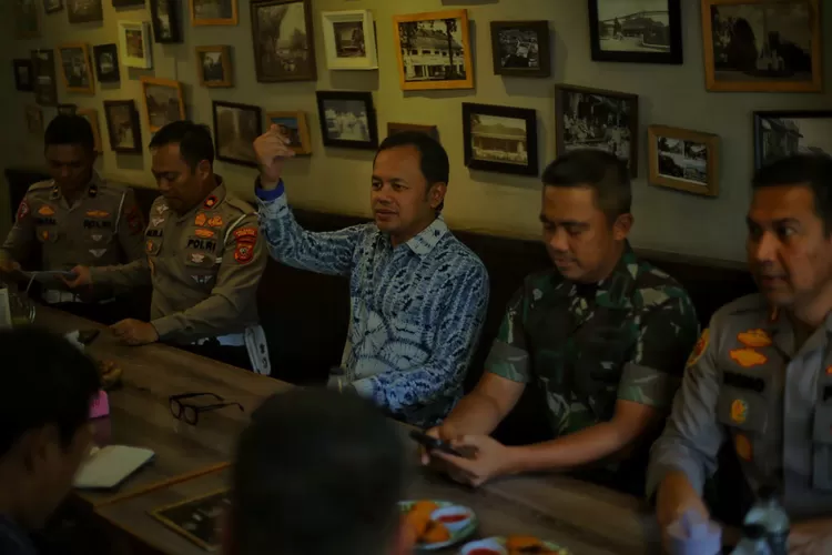 Wali Kota Bogor, Bima Arya saat memberikan penjelasan kepada wartawan.