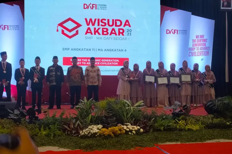 SMP dan MA Dafi Pesantren Alquran Science Wisuda 282 Siswa, 81 Santri Berhasil Tuntaskan 30 Juz (Anas/Klikaktual.com)