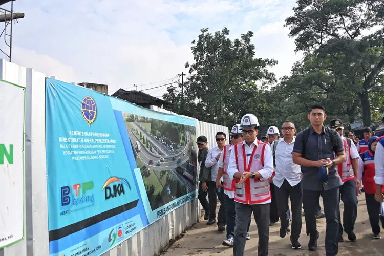 Menhub Budi Karya Sumadi mengecek fasilitas feeder KCJB