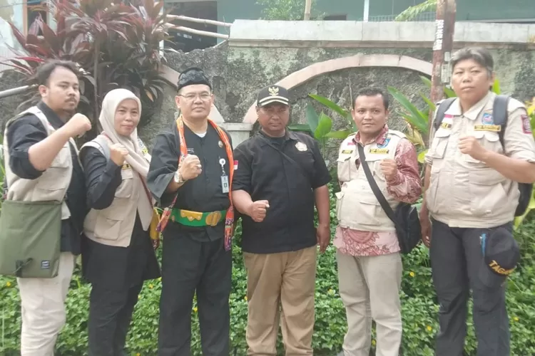 Lurah Jatijajar, Mujahidin bersama para anggota tim efektif yang sedang melaksanakan tugas.