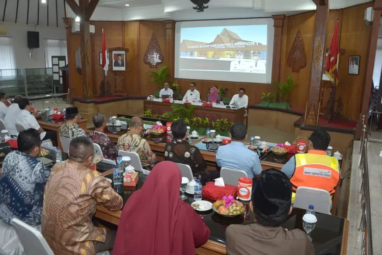 Menhub Budi Karya Sumadi mengadakan rapat koordinasi persiapan Bandara JB Soedirman layani penerbangan feeder umrah