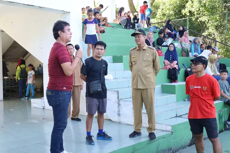 Wali Kota Pariaman Genius Umar membuka Kejuaraan Nasional (kejurnas) Tenis Yunior Turnamen Diakui PELTI (TDP) Walikota Pariaman Cup Tahun 2023 di Lapangan Tenis Gor Rajo Bujang  (Kominfo Kota Pariaman)