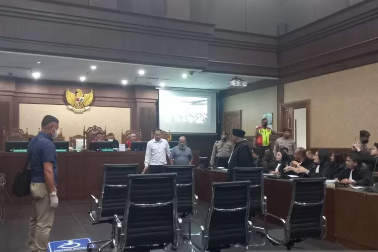Gubernur Papua non-aktif Lukas Enembe menjalani sidang pembacaan dakwaan di Pengadilan Tindak Pidana Korupsi (Tipikor) Jakarta pada Senin (19/6/2023).  (ANTARA/Desca Lidya Natalia)