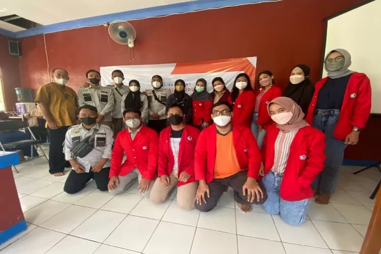 Pemdes Rancabungur bersama sejumlah mahasiswa UNB menyosialisasikan pembuatan hand sanitizer dari limbah singkong. (Pemdes Rancabungur )