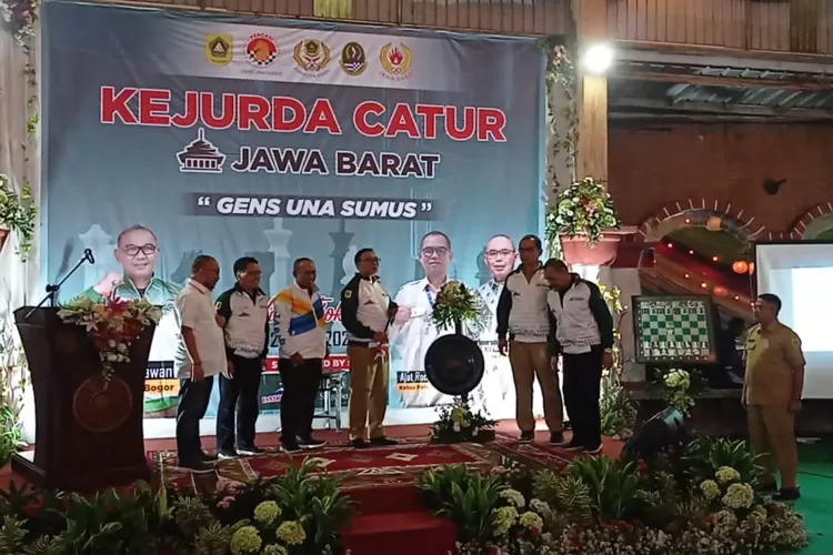 Plt Bupati Bogor Iwan Setiawan secara resmi membuka langsung Kejurda Catur di Cisarua, Puncak. 
