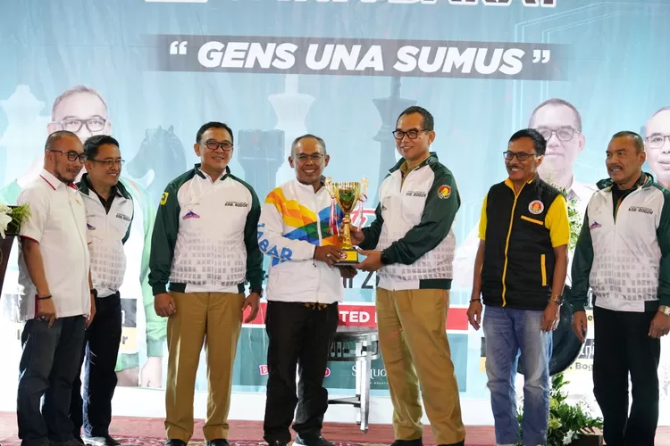 Plt Bupati Bogor Iwan Setiawan dan Percasi saat membuka langsung&nbsp;Kejuaraan Daerah (Kejurda) Catur Provinsi Jawa Barat 2023 di Villa Tjokro, Cisarua, Senin 19 Juni 2023. (Humas Bogor)