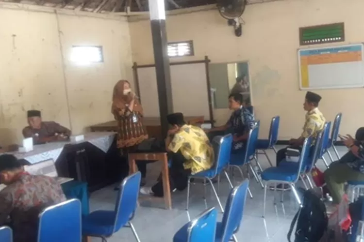 ket: Dinkominfo Demak mensosialisasikan Kelompok Informasi Masyarakat di Desa Telegoweru, Kecamatan Guntur, Demak. (dok)
