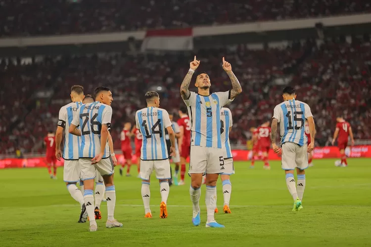 Leandro Paredes (#5) saat merayakan gol yang membawa Argentina unggul 1-0 dalam laga kontra Indonesia yang berlangsung di Stadion Utama Gelora Bung Karno, Jakarta pada Senin (19/6/2023). (twitter.com/Argentina)