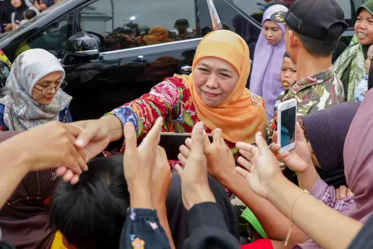Gubernur Khofifah menyalami warga