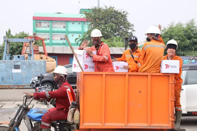 Paket Sembako Kapolri yang Didistribusikan Polres Pelabuha n ke Warga Muara Angke