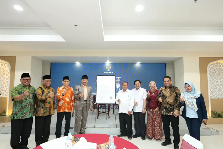 Ketua Baznas Rai akH Noor Achmad dan para pimpinan Naznas aerta pimpinan perusahaan taat  zakat meluncurkan  logo sertifikat  taat  pajak perusahaan di kantor Baznas lantai 5, Senin (19/6/20223).