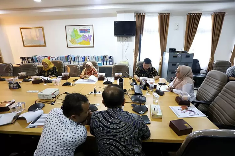 Komisi B melakukan Rapat Evaluasi Kinerja T.A 2022 dan Rencana Kerja T.A. 2023 Dinas Penanaman Modal dan Perizinan Terpadu Satu Pintu (DPMPTSP) Kota Bandung di Gedung DPRD Kota Bandung, kemarin ini. Indra/Humpro DPRD Kota Bandung.
