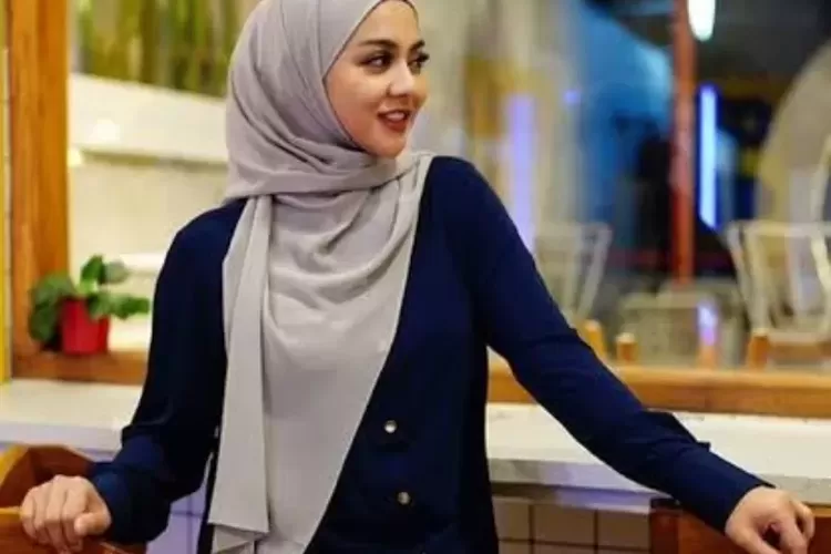 Jenita Janet memilih untuk berhijab usai umrah ke Tanah Suci. Dia pun membagikan sebagian koleksi wig miliknya untuk penyintas kanker. (Instagram @jenitajanet)