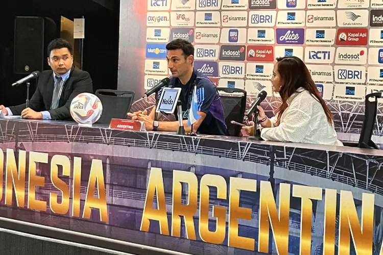 Lionel Scaloni saat konferensi pers timnas Argentina. (Twitter @FaktaSepakbola)