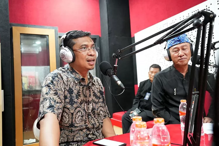 Ketua DPRD Kota Bandung H. Tedy Rusmawan, A.T., M.M., menjadi narasumber di talk show OPSI PRFM News, Bandung, Kemarin ini. Nicko/Humpro DPRD Kota Bandung.