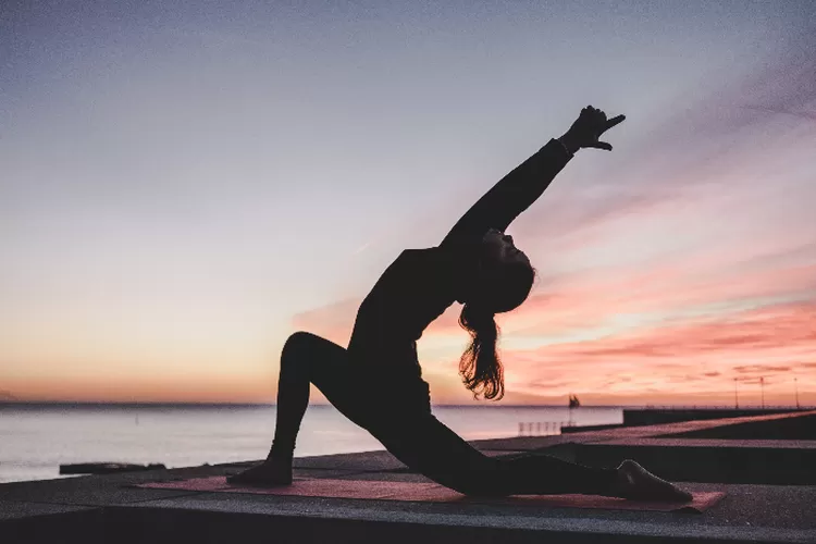 Yoga di sore hari (kike vega via unsplash.com)