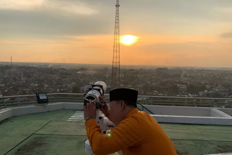 Plh. Kakanwil Kemenag Sumsel Abadil saat memantau hilal Idul Adha 1444 Hijriah di Kota Palembang, Sumsel, Minggu (18/6/2023).  (ANTARA/Ahmad Rafli Baiduri)