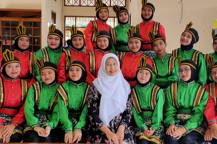Wali Kelas Adalah Ibu Kandung Kedua Anak-Anak Di Sekolah. (GoraJuara.com/dok AKSI)