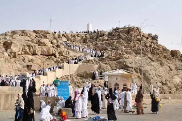 Wanita sedang menjalankan Wukuf di padang Arafah.