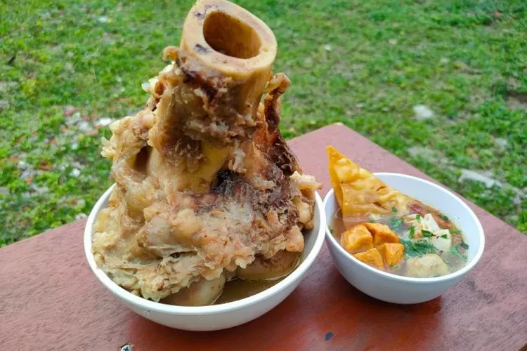Nikmatnya Bakso Perpaduan Tulang Iga dan Sumsum di Kedai Juara Bakso Malang Bogor, Bisa Dinikmati Rame-rame (Riky Iskandar)