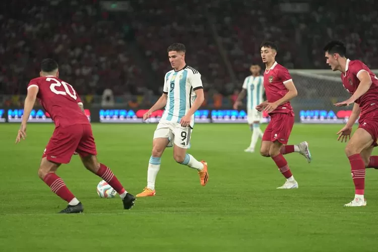 Julian Alvarez dikawal tiga pemain Timnas Indonesia (Tommy Satria/Bola Nusantara)