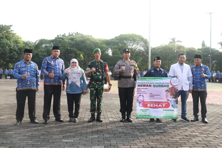 Plt Wali Kota Bekasi Tri Adhianto melepas petugas hewan kurban pada Idul Adha 2023. (Pemkot Bekasi)