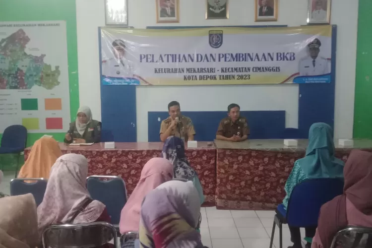 Para Kader Kelompok Kegiatan (Poktan) Bina Keluarga Balita (BKB) Kelurahan Mekarsari di berikan penguatan di aula kelurahan.