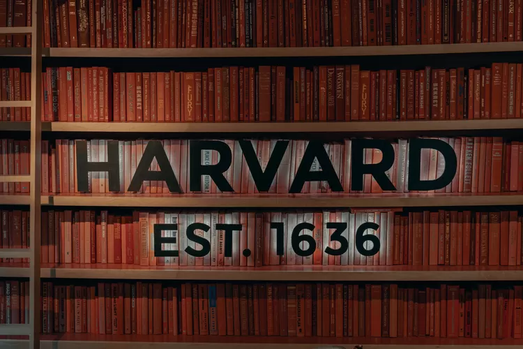 Harvard University, Kampus di Amerika yang terkemuka di dunia (Photo by Clay Banks on Unsplash)