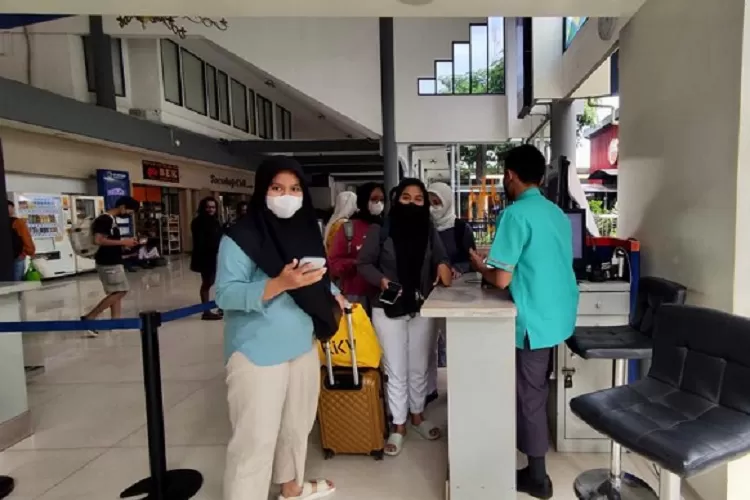 Suasana di Stasiun Gubeng jelang pelaksanaan tiket promo hingga 25 persen 