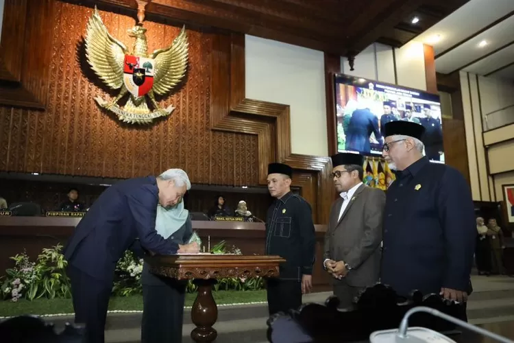Gubernur Jawa Tengah Ganjar Pranowo menghadiri Rapat Paripurna Masa Sidang Ketiga DPRD Jateng di Semarang, Senin (19/6/2023).  (ANTARA/HO-Humas Pemprov Jateng)